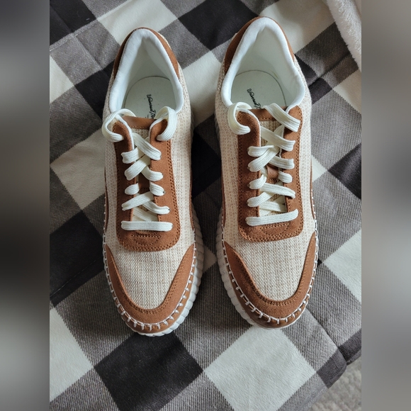 NWOT Universal thread shoes - Picture 3 of 7